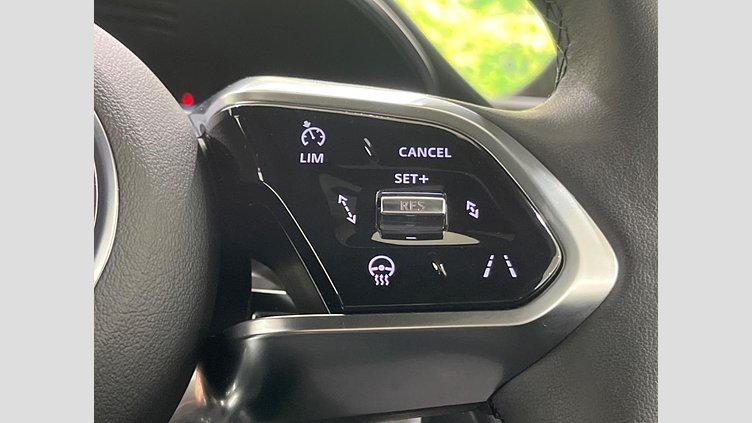 2024 認定中古車 Jaguar E-Pace オストゥーニパールホワイト D200マイルドハイブリッド（ディーゼル） R-DYNAMIC HSE