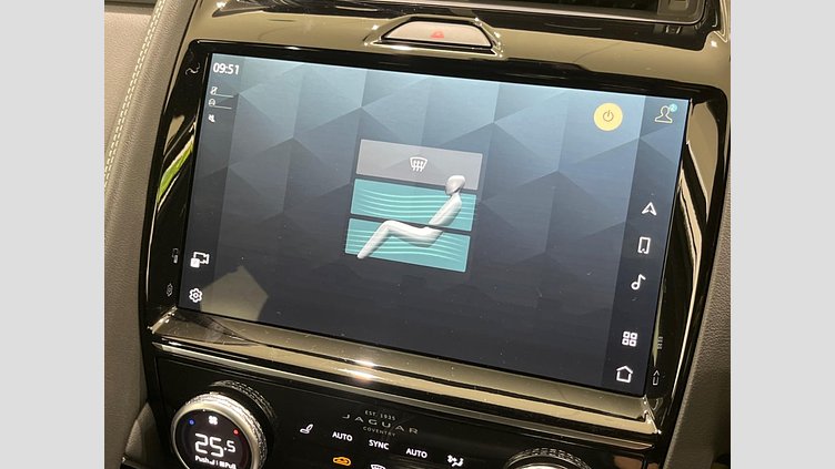 2024 認定中古車 Jaguar E-Pace オストゥーニパールホワイト D200マイルドハイブリッド（ディーゼル） R-DYNAMIC HSE