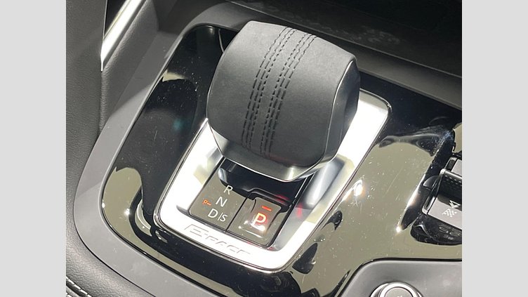 2024 認定中古車 Jaguar E-Pace オストゥーニパールホワイト D200マイルドハイブリッド（ディーゼル） R-DYNAMIC HSE