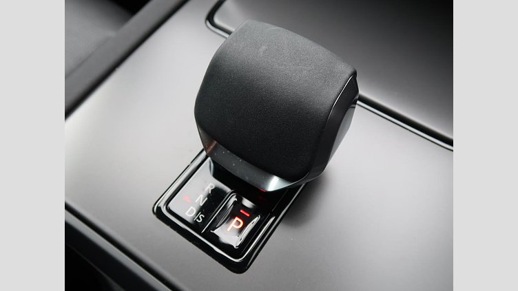 2024 認定中古車 Land Rover Discovery Sport サントリーニブラック D200マイルドハイブリッド（ディーゼル） 標準ホイール DYNAMIC SE