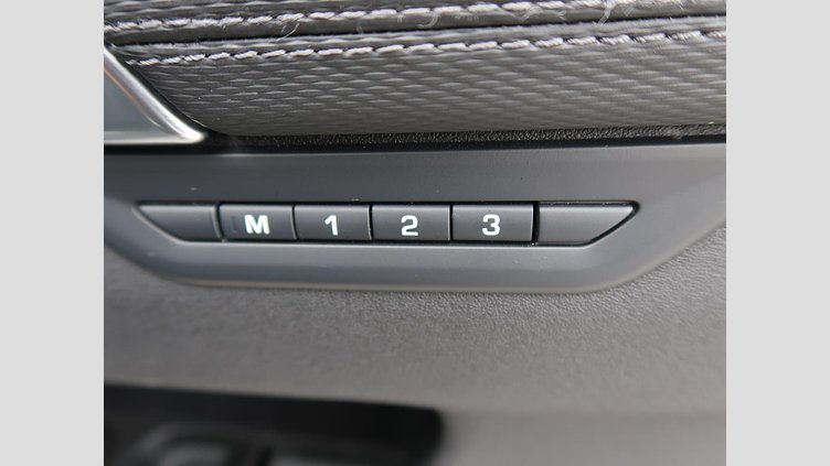 2024 認定中古車 Land Rover Discovery Sport サントリーニブラック D200マイルドハイブリッド（ディーゼル） 標準ホイール DYNAMIC SE