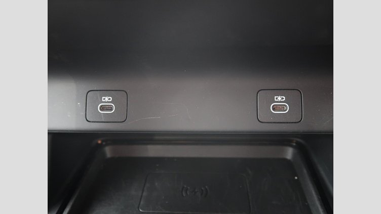 2024 認定中古車 Land Rover Discovery Sport サントリーニブラック D200マイルドハイブリッド（ディーゼル） 標準ホイール DYNAMIC SE