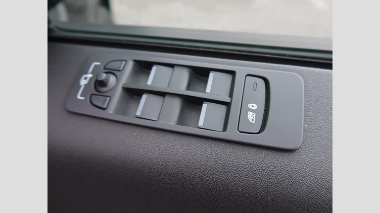2024 認定中古車 Land Rover Discovery Sport サントリーニブラック D200マイルドハイブリッド（ディーゼル） 標準ホイール DYNAMIC SE
