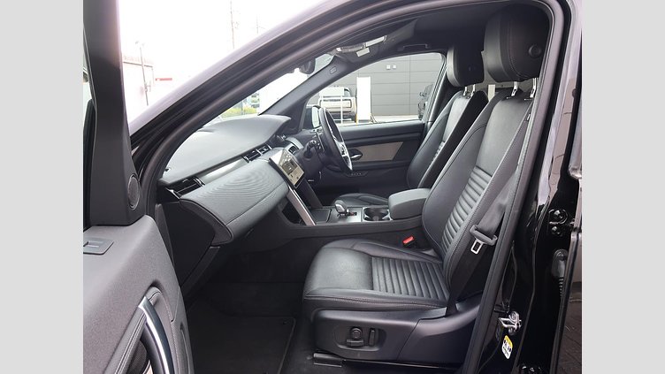 2024 認定中古車 Land Rover Discovery Sport サントリーニブラック D200マイルドハイブリッド（ディーゼル） 標準ホイール DYNAMIC SE