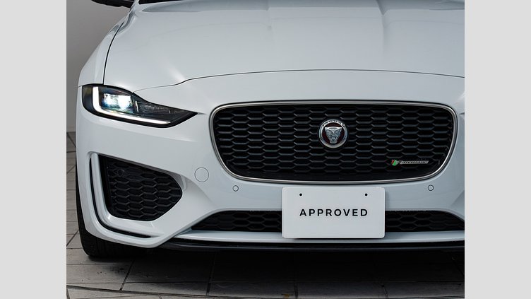 2019 認定中古車 Jaguar XE ユーロンホワイト D180 RWD AUTOMATIC R-DYNAMIC S D180