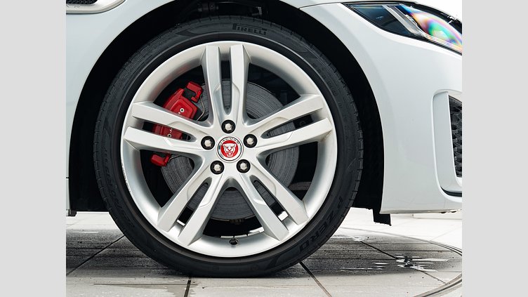 2019 認定中古車 Jaguar XE ユーロンホワイト D180 RWD AUTOMATIC R-DYNAMIC S D180