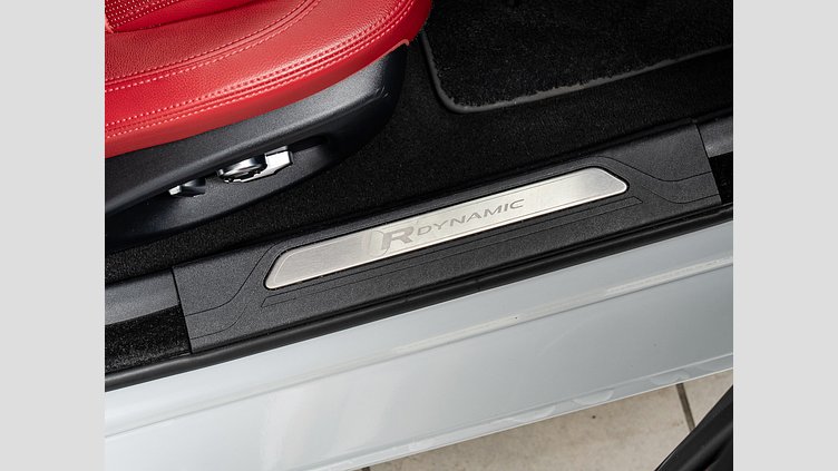 2019 認定中古車 Jaguar XE ユーロンホワイト D180 RWD AUTOMATIC R-DYNAMIC S D180
