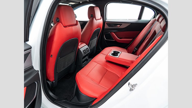 2019 認定中古車 Jaguar XE ユーロンホワイト D180 RWD AUTOMATIC R-DYNAMIC S D180