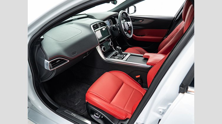 2019 認定中古車 Jaguar XE ユーロンホワイト D180 RWD AUTOMATIC R-DYNAMIC S D180