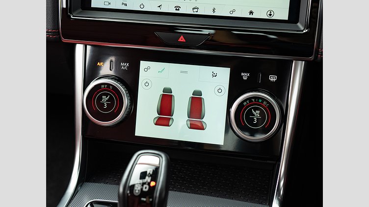 2019 認定中古車 Jaguar XE ユーロンホワイト D180 RWD AUTOMATIC R-DYNAMIC S D180