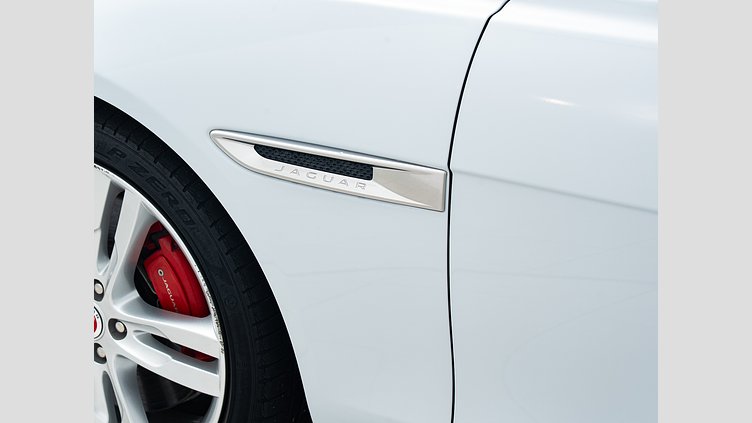 2019 認定中古車 Jaguar XE ユーロンホワイト D180 RWD AUTOMATIC R-DYNAMIC S D180