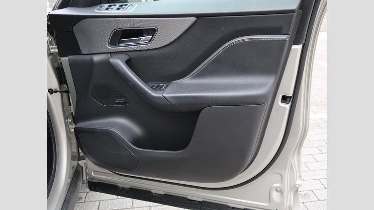 2016 認定中古車 Jaguar F-Pace Aruba ガソリン S