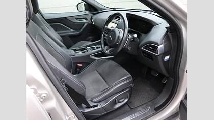 F-Pace 37
