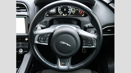 F-Pace 34