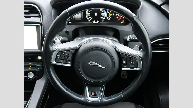 2016 認定中古車 Jaguar F-Pace Aruba ガソリン S