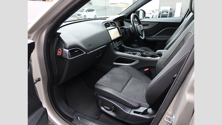2016 認定中古車 Jaguar F-Pace Aruba ガソリン S