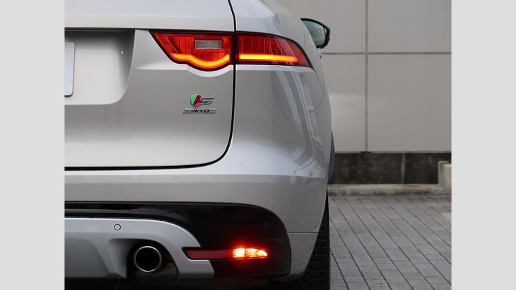2016 認定中古車 Jaguar F-Pace Aruba ガソリン S