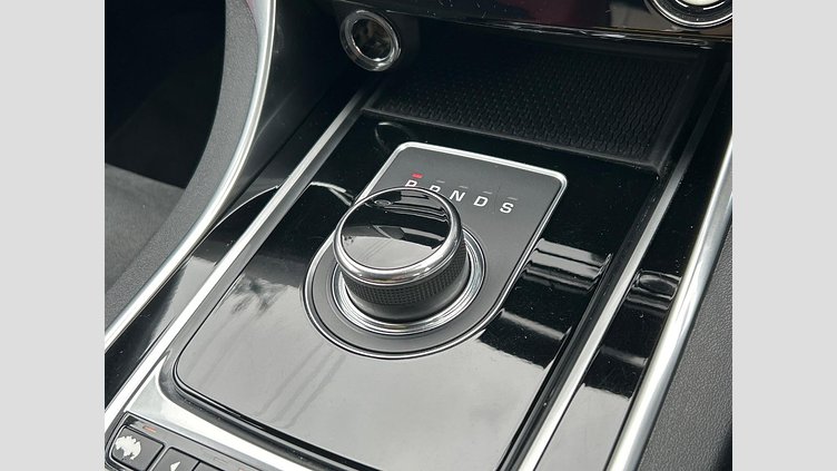 2016 認定中古車 Jaguar XE Firenze Red P300
 Ｓ