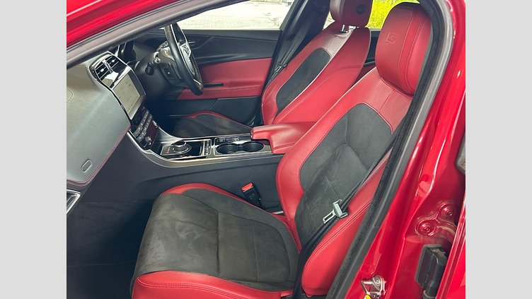 2016 認定中古車 Jaguar XE Firenze Red P300
 Ｓ