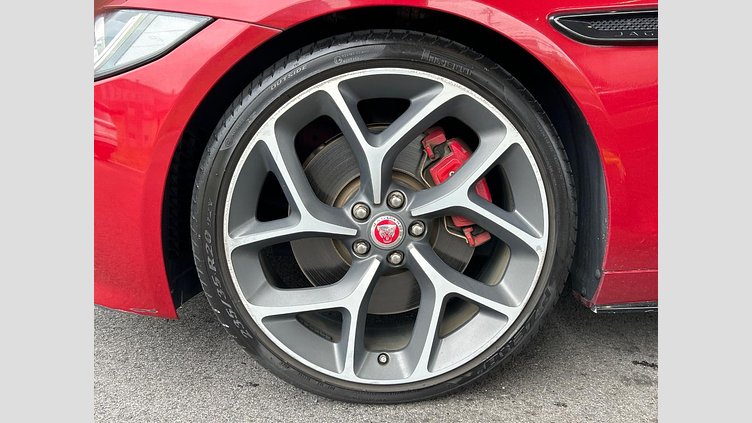 2016 認定中古車 Jaguar XE Firenze Red P300
 Ｓ