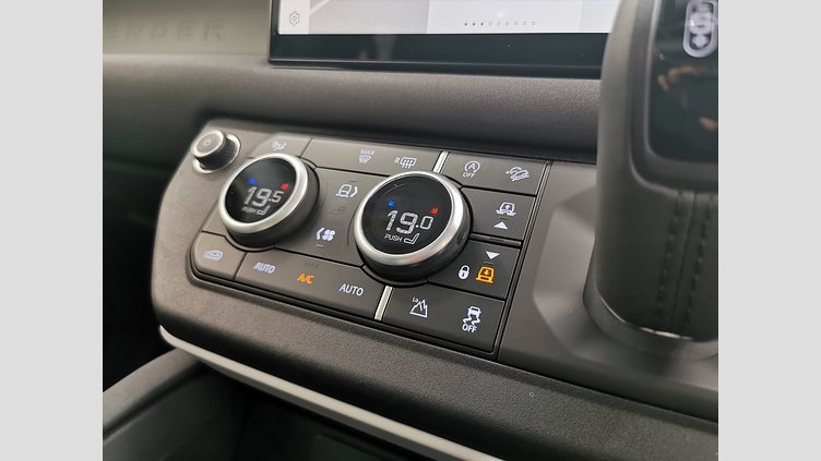 2023 認定中古車 Land Rover Defender 110 サントリーニブラック P300 AWD（AT） SE