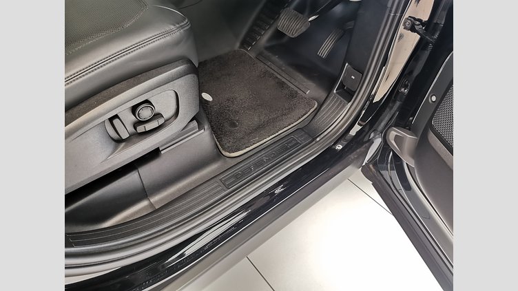2023 認定中古車 Land Rover Defender 110 サントリーニブラック P300 AWD（AT） SE
