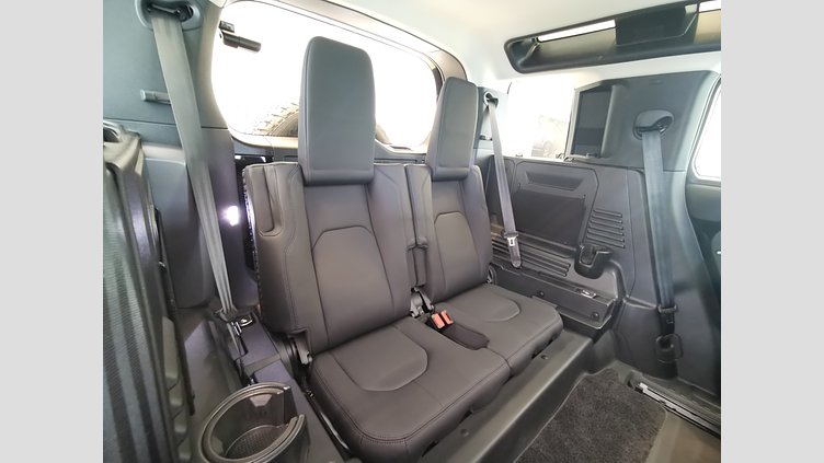 2023 認定中古車 Land Rover Defender 110 サントリーニブラック P300 AWD（AT） SE