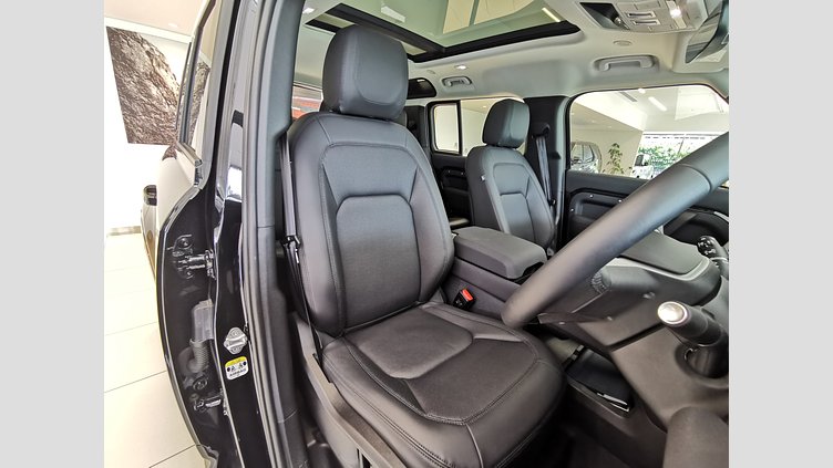2023 認定中古車 Land Rover Defender 110 サントリーニブラック P300 AWD（AT） SE