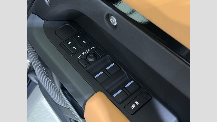 2023 認定中古車 Land Rover Defender 110 サントリーニブラック D300 AWD（AT） X