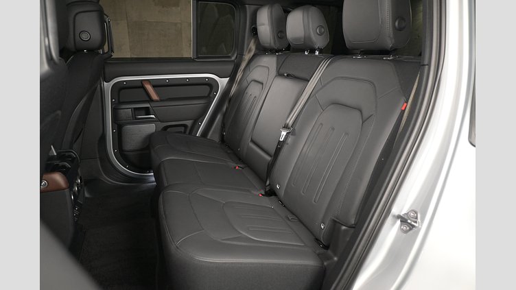 2023 認定中古車 Land Rover Defender 110 ハクバシルバー D300 AWD（AT） X