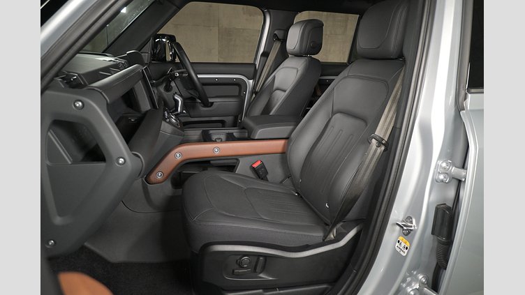 2023 認定中古車 Land Rover Defender 110 ハクバシルバー D300 AWD（AT） X