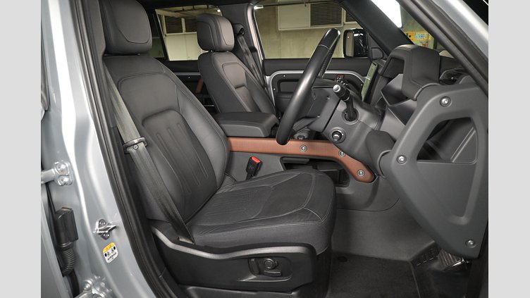 2023 認定中古車 Land Rover Defender 110 ハクバシルバー D300 AWD（AT） X