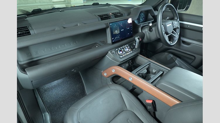 2023 認定中古車 Land Rover Defender 110 ハクバシルバー D300 AWD（AT） X