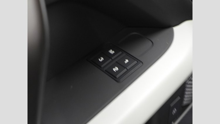 2024 認定中古車 Land Rover Defender 110 サントリーニブラック D300 AWD（AT） X-DYNAMIC HSE