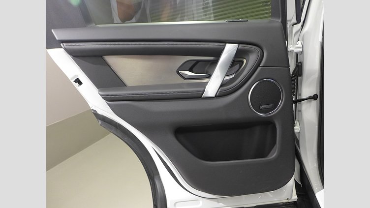 2024 認定中古車 Land Rover Discovery Sport フジホワイト プラグインハイブリッド（ガソリン） 標準ホイール Dynamic HSE