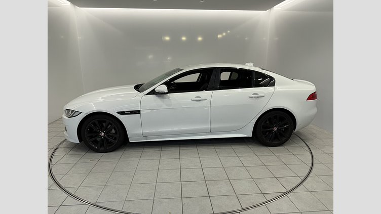 2017 認定中古車 Jaguar XE Fuji White 2.0LPET Rスポーツ　20ｔ
