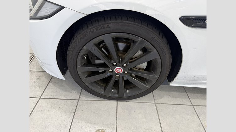 2017 認定中古車 Jaguar XE Fuji White 2.0LPET Rスポーツ　20ｔ