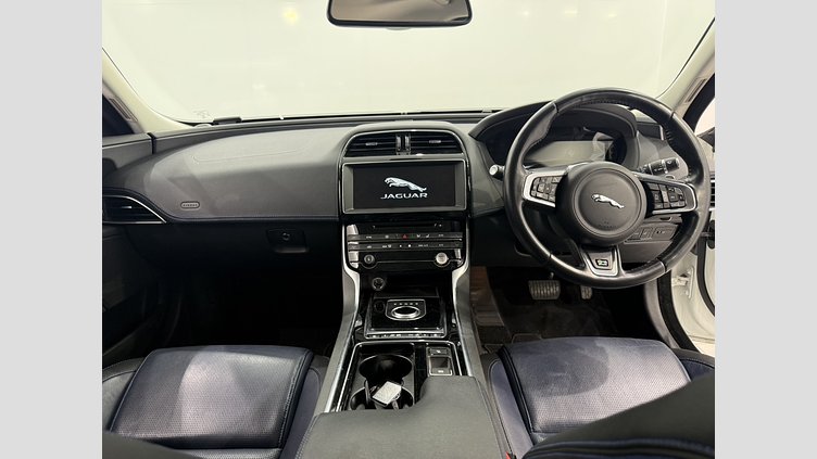 2017 認定中古車 Jaguar XE Fuji White 2.0LPET Rスポーツ　20ｔ