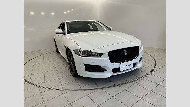 2017 認定中古車 Jaguar XE Fuji White 2.0LPET Rスポーツ　20ｔ
