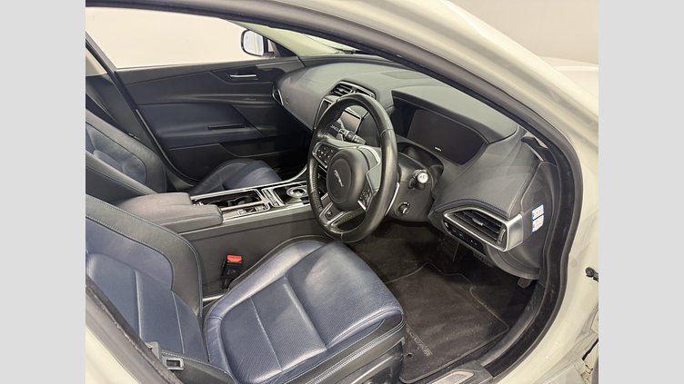 2017 認定中古車 Jaguar XE Fuji White 2.0LPET Rスポーツ　20ｔ