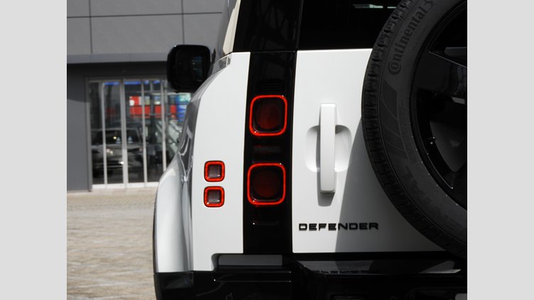2024 認定中古車 Land Rover Defender 90 フジホワイト D350 ディーゼルマイルドハイブリッド X-Dynamic HSE