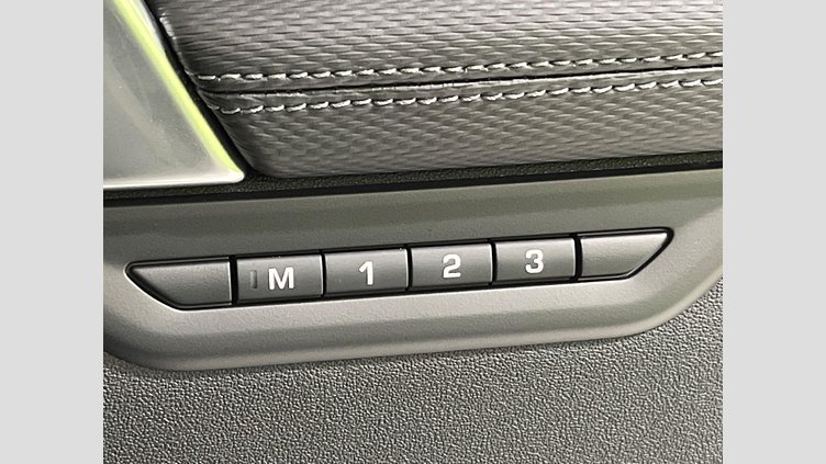2025 認定中古車 Land Rover Discovery Sport サントリーニブラック D200マイルドハイブリッド（ディーゼル） 標準ホイール Landmark