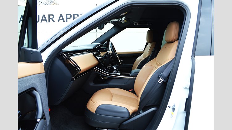 2023 認定中古車 Land Rover Range Rover Sport フジホワイト 3.0リッター6気筒300PSターボチャージドディーゼルMHEV（オートマチック） DYNAMIC HSE