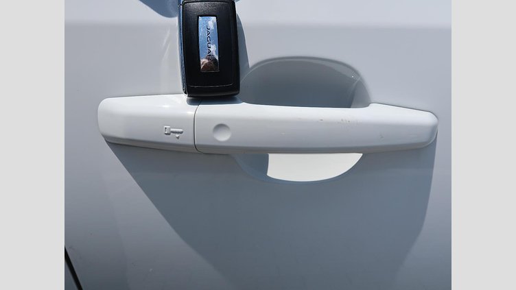 2019 認定中古車 Jaguar E-Pace Fuji White 2.0 litre i4D Diesel S