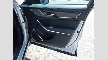 F-Pace 31