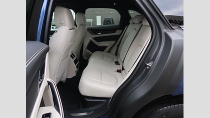 F-Pace 77