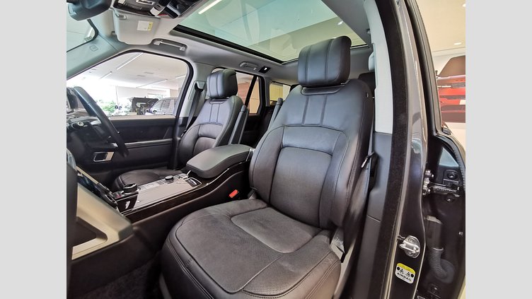 2019 認定中古車 Land Rover Range Rover カルパチアングレイ 3.0リッターTDV6ディーゼル（258 PS） スタンダードホイールベース VOGUE