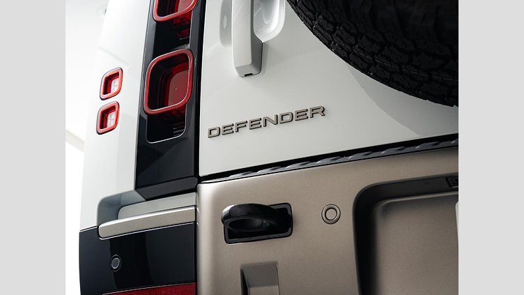 2025 認定中古車 Land Rover Defender 90 フジホワイト D350 ディーゼルマイルドハイブリッド X-Dynamic HSE
