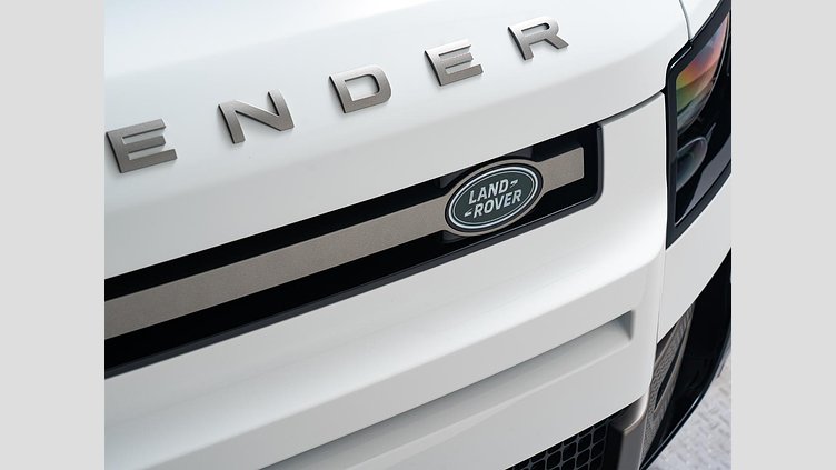2025 認定中古車 Land Rover Defender 90 フジホワイト D350 ディーゼルマイルドハイブリッド X-Dynamic HSE