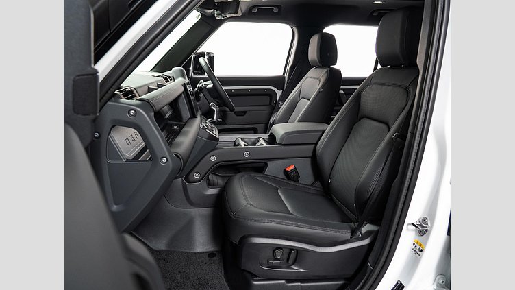 2025 認定中古車 Land Rover Defender 110 フジホワイト D350 ディーゼルマイルドハイブリッド X-Dynamic SE